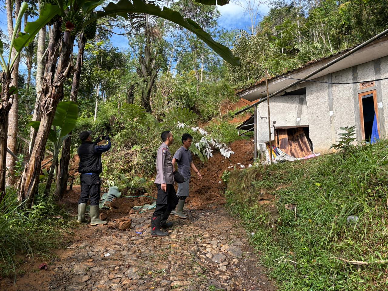 Polsek Banjarwangi Cek TKP Longsor Yang Timpa Rumah Warga