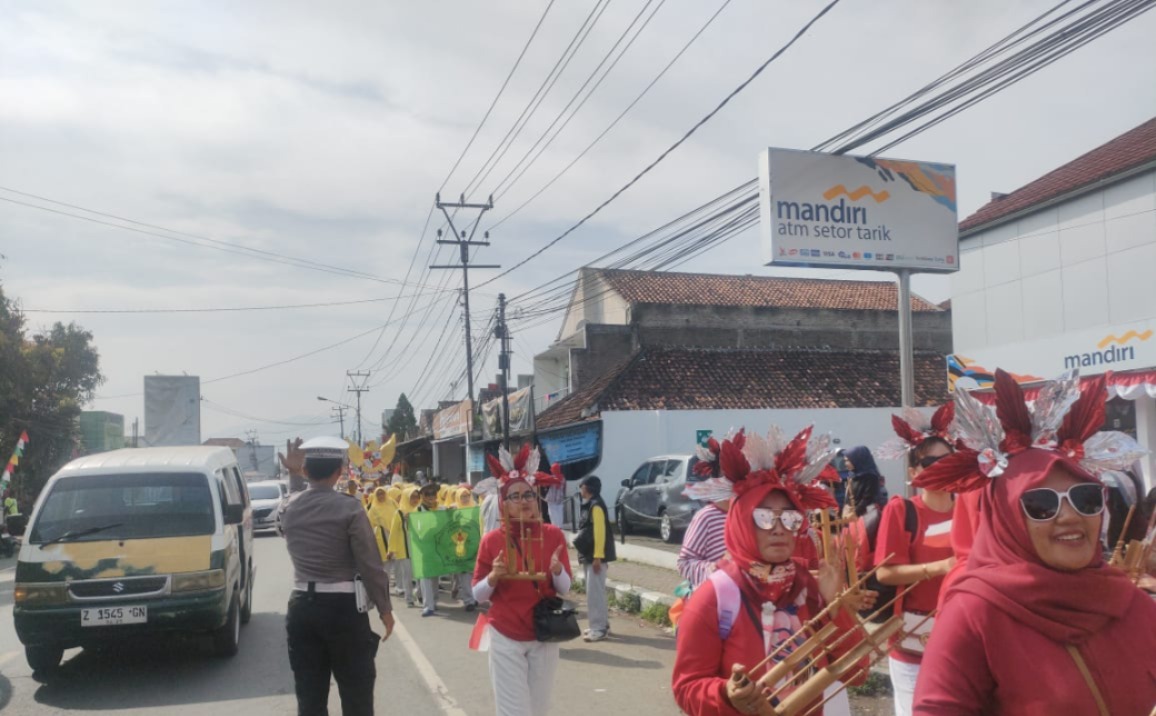 Polsek Limbangan Lakukan Pengamanan dan Atur Lalu Lintas pada Jalan Santai Sambut Hari Kemerdekaan