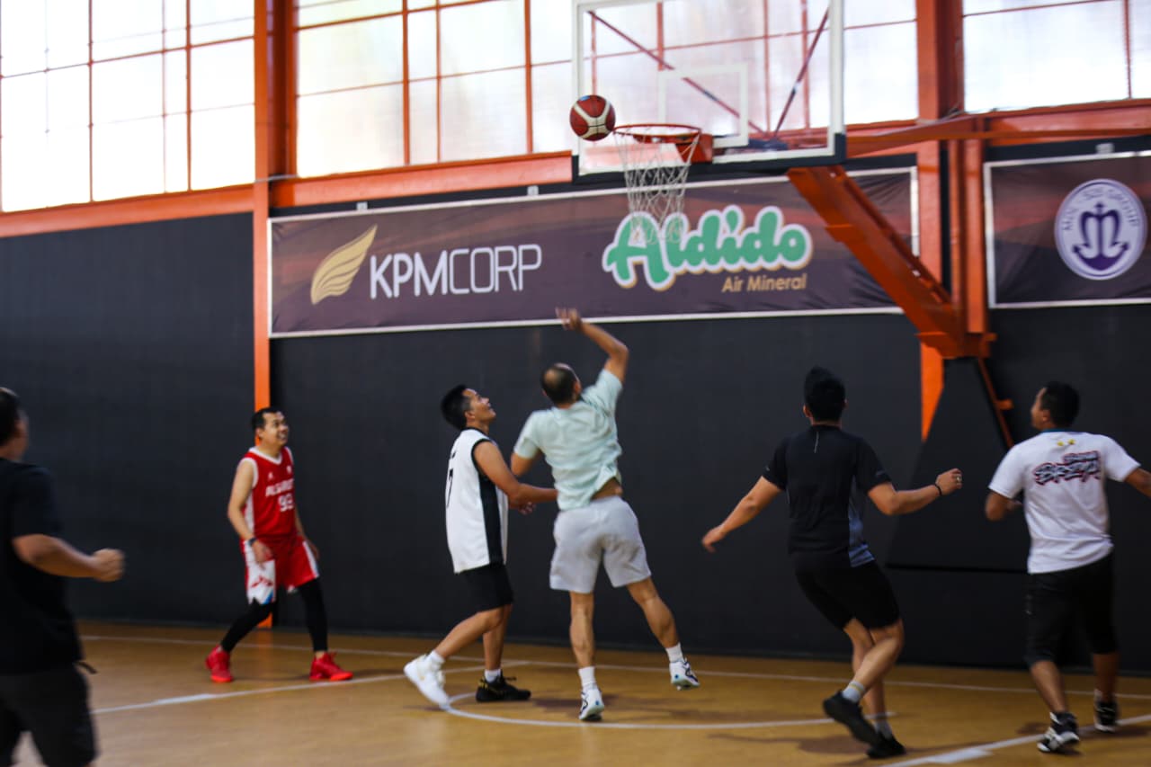 Kapolres Garut Main Basket Bersama Warga, Bangun Kebersamaan dan Semangat Olahraga