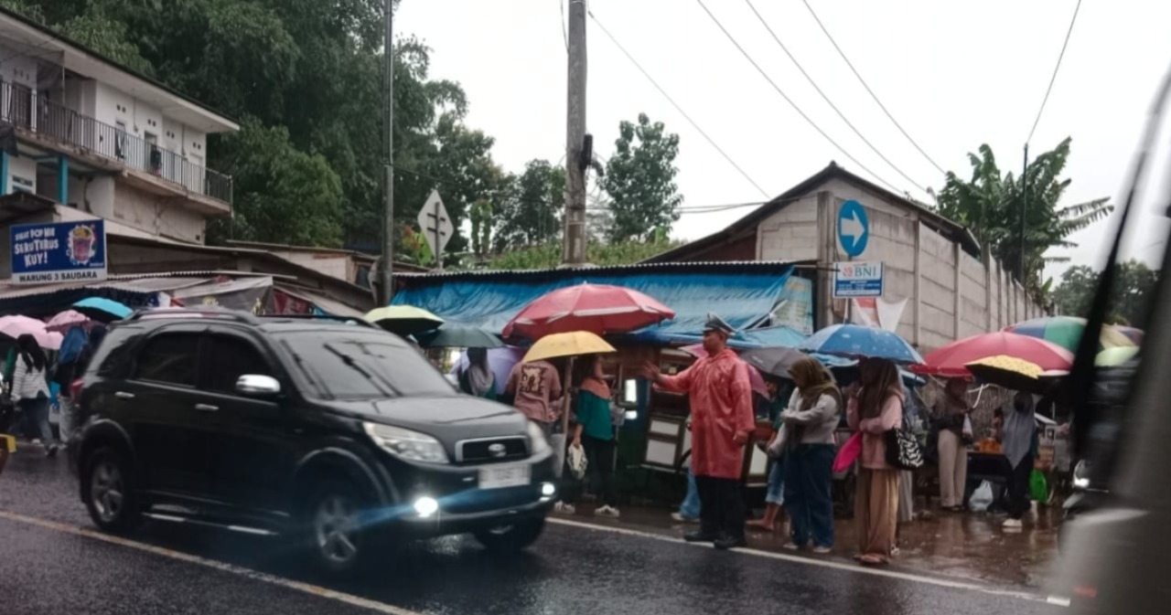 Polsek Limbangan Atur Lalu Lintas di Depan PT. Pratama, Lancarkan Arus Pagi Hari