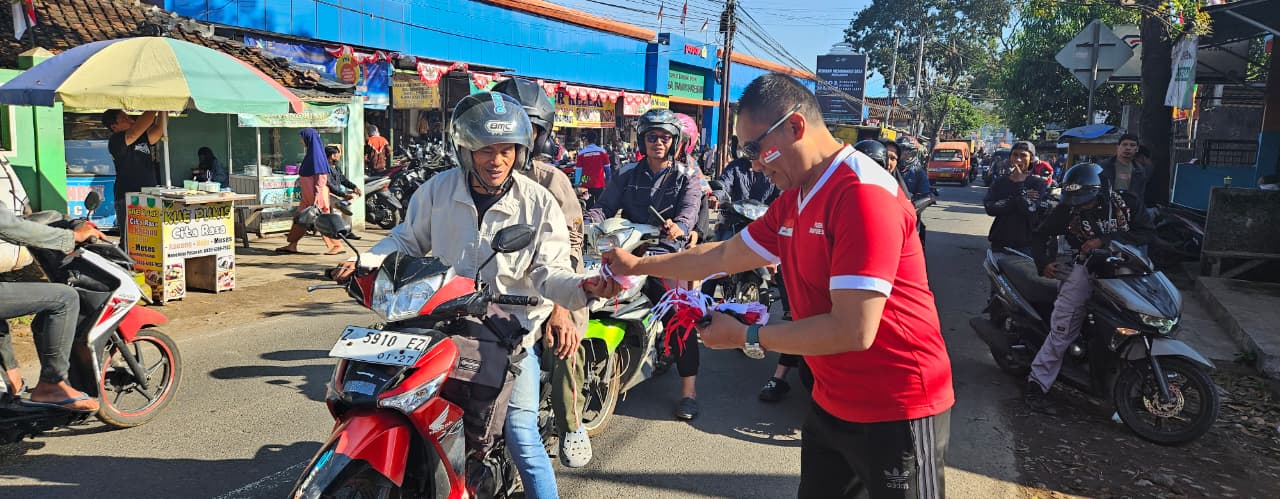 Jelang HUT RI ke-80, Polsek Banyuresmi Bagikan Bendera Merah Putih dan Ajak Warga Semarakkan Peringatan Kemerdekaan