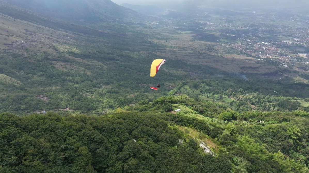 Merah Putih Berkibar di Langit Garut, Polres Garut Terbangkan Semangat Kemerdekaan dari Puncak Gunung Putri