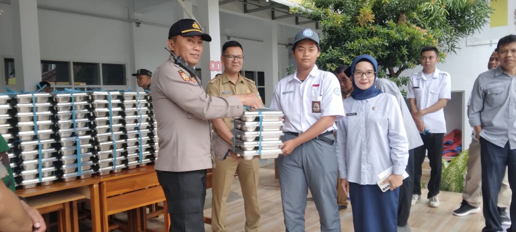 Dukung Ketahanan Gizi, Polsek Banyuresmi Ikut Launching MBG 1.250 Paket di SMA 25 Garut