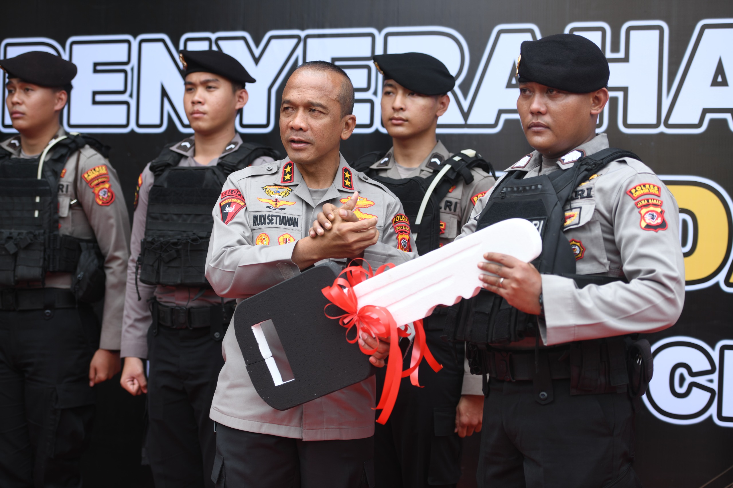 Kapolda Jabar Kunjungi Polres Cirebon Kota, Serahkan Bantuan Sarana Operasional dan Sembako