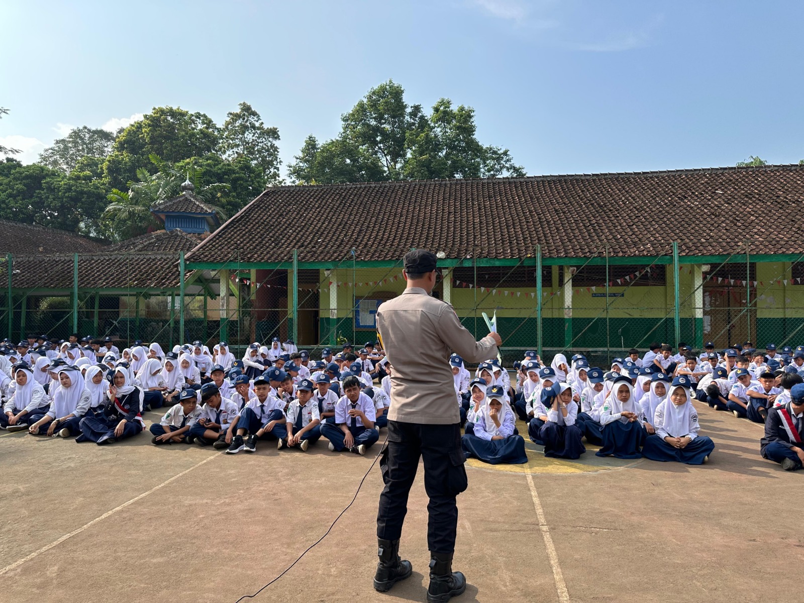 Polsek Banjarwangi Sosialisasikan Maklumat Kapolda Jabar kepada Siswa SMPN 1 Banjarwangi