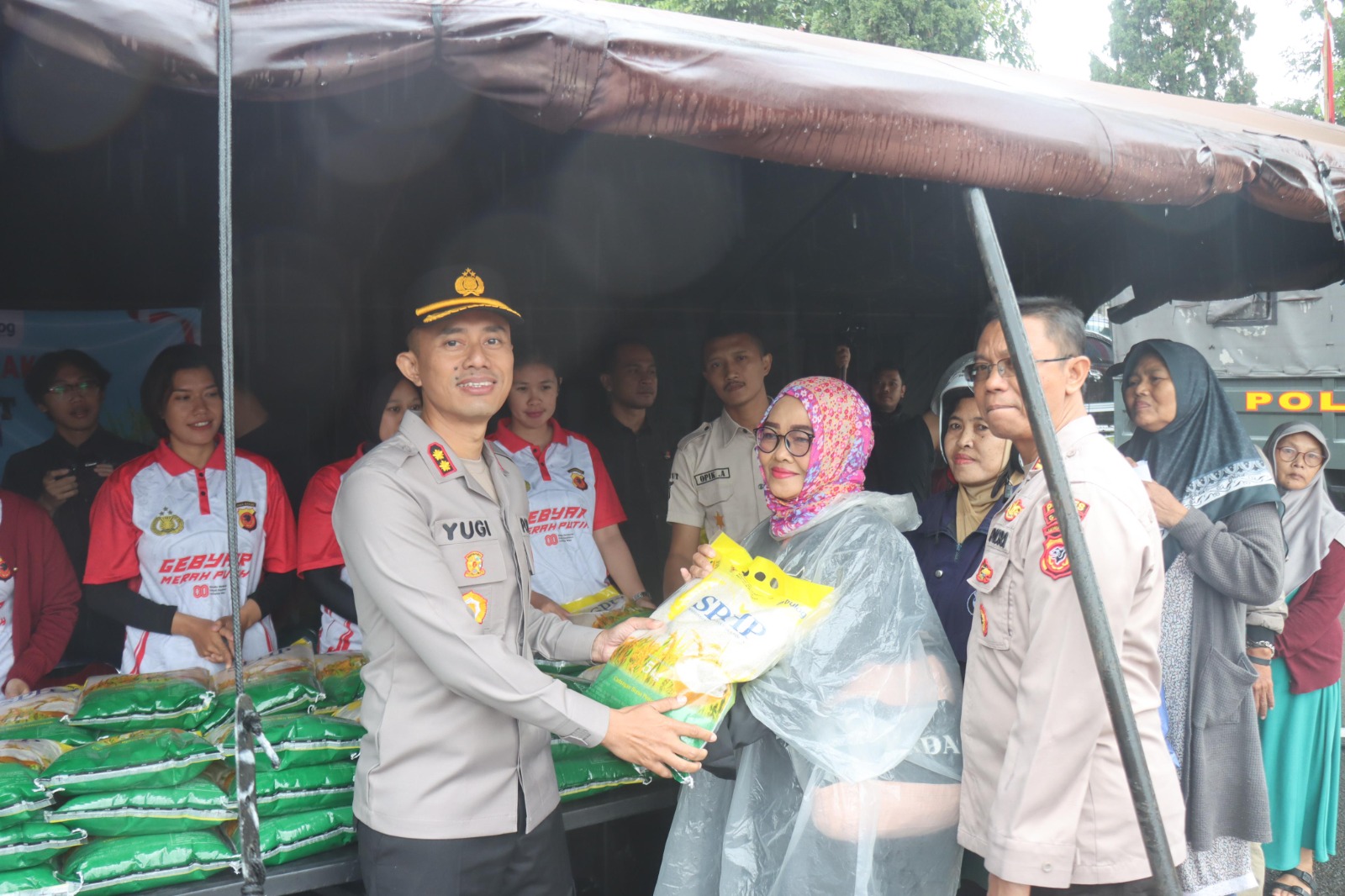 Kapolri Luncurkan Gerakan Pangan Murah Serentak, Polres Garut Salurkan 6 Ton Beras untuk Warga