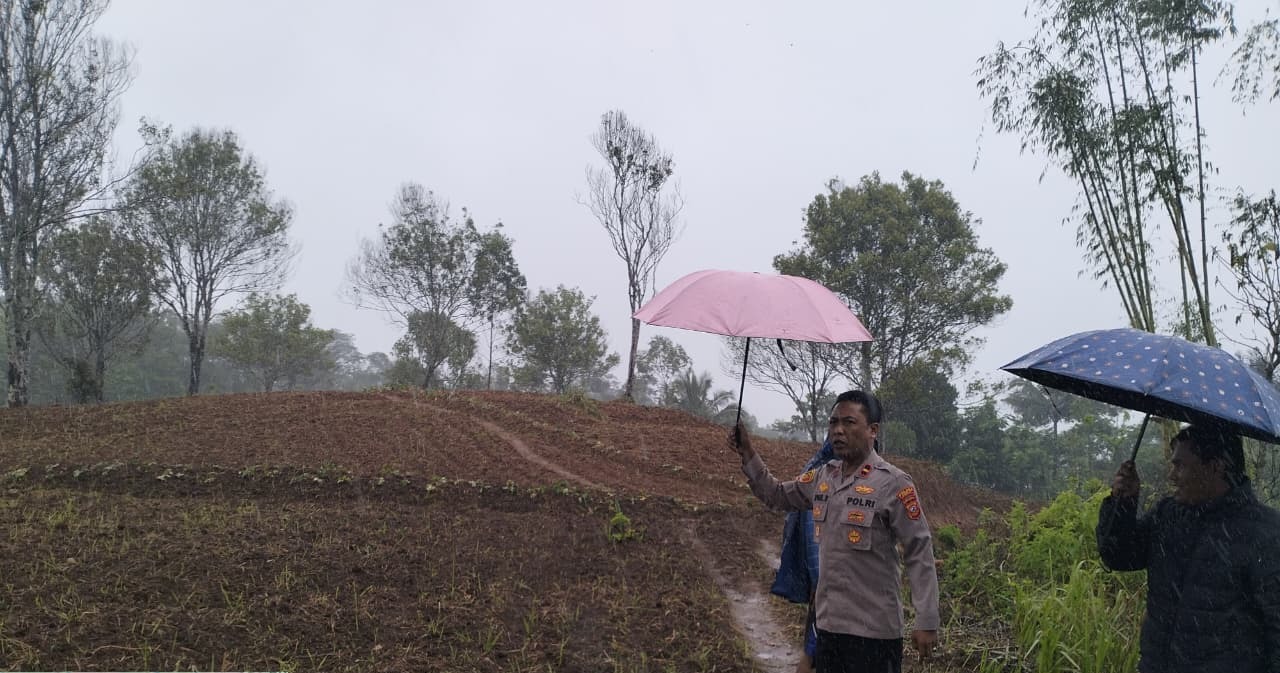 Polsek Banjarwangi Kawal Program Ketahanan Pangan, Kontrol Lahan Jagung di Desa Wangunjaya