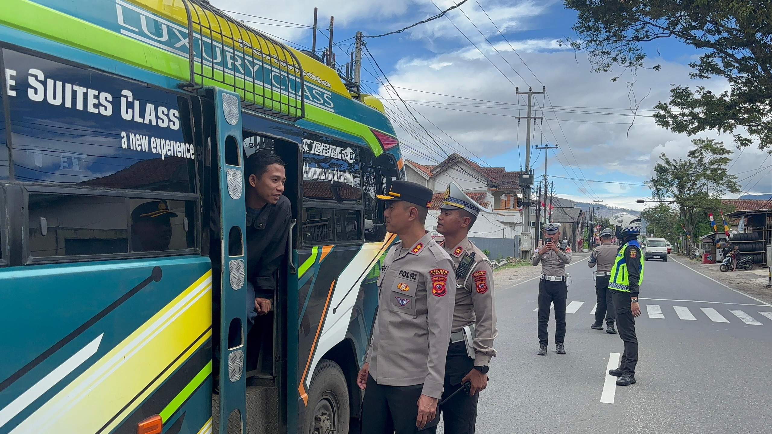 Kapolres Garut Pimpin Kegiatan Penyekatan Arus Lalu Lintas Antisipasi Massa Aksi ke Jakarta