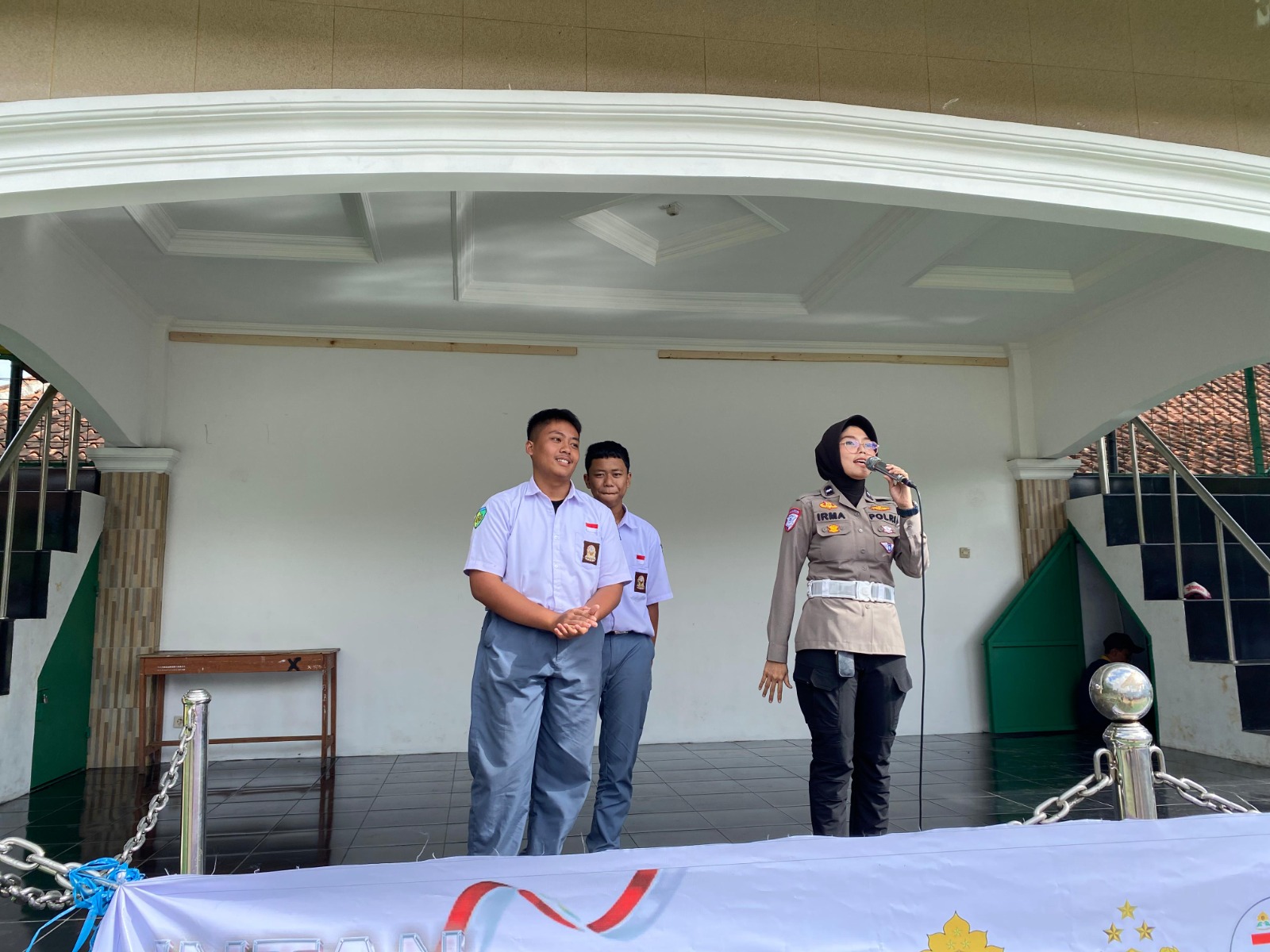 Polwan Polres Garut Sosialisasikan Tertib Lalu Lintas di SMKN 4 Garut dalam Program Police Goes to School