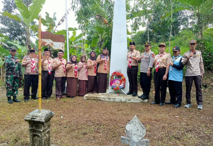 Peringati Hari Pramuka ke-64, Polsek Cisompet Gelar Ziarah ke Makam Pahlawan