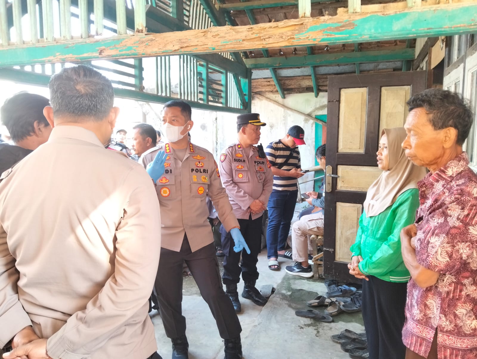 Polisi Evakuasi Seorang Ibu Yang Bunuh Diri dan Jerat Leher 2 Putranya