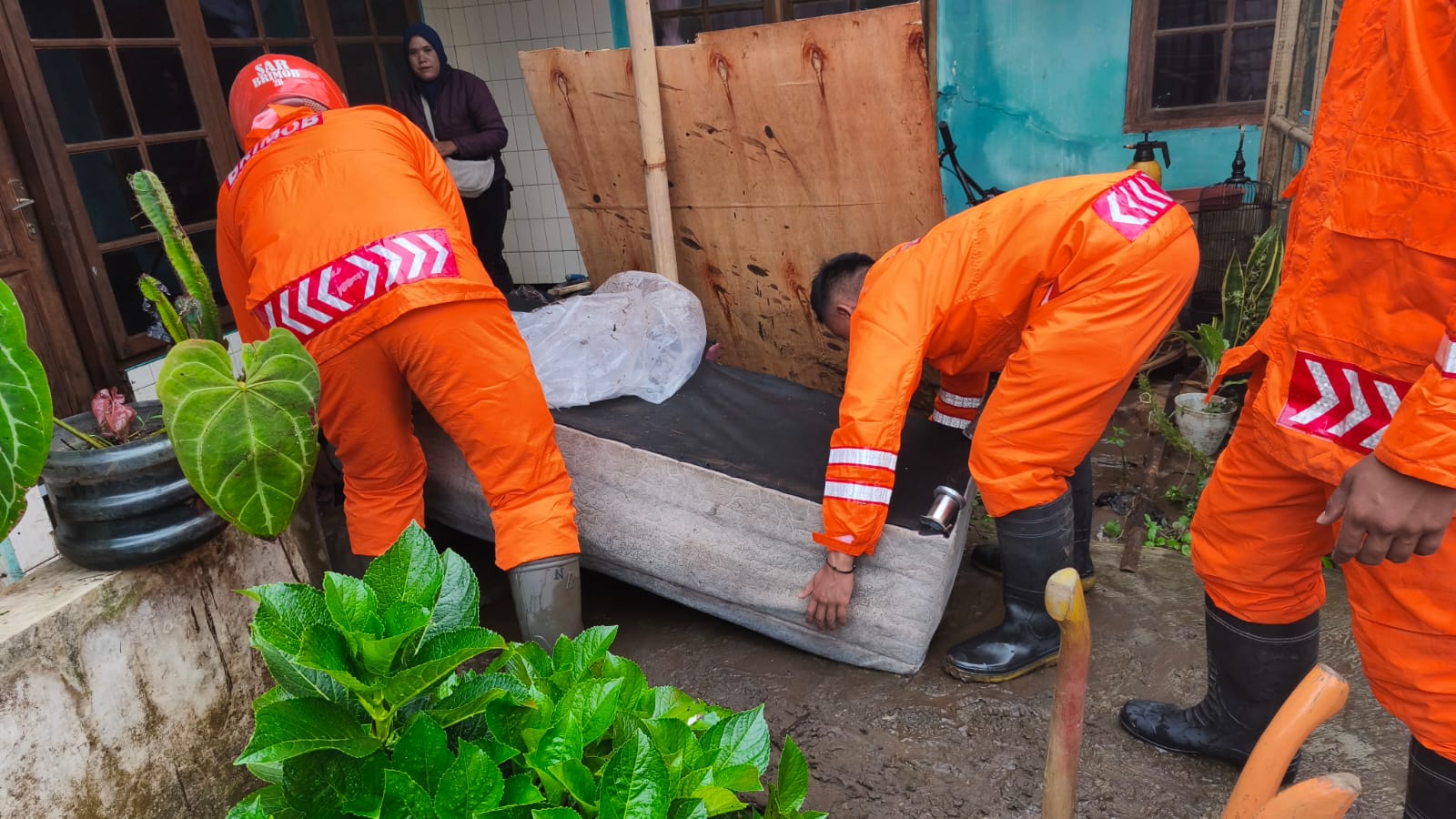 Tim SAR Sat Brimob Polda Jabar Bantu Warga Cikole Lembang Pasca Banjir Bandang