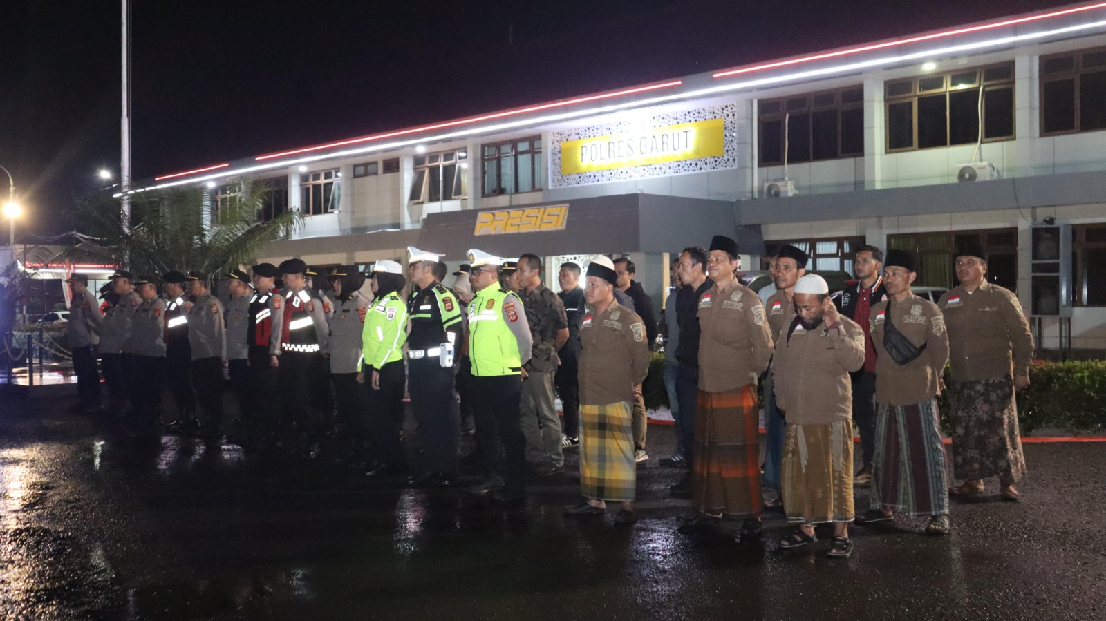 TNI – Polri, Pemkab Garut, Tokoh Agama dan Tokoh Masyarakat Gelar Patroli Gabungan Skala Besar