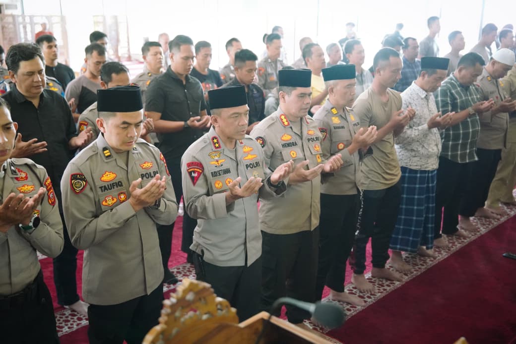 Polda Jabar Gelar Sholat Ghoib dan Doa Bersama untuk Almarhum Affan Ojol di Masjid Al Amman