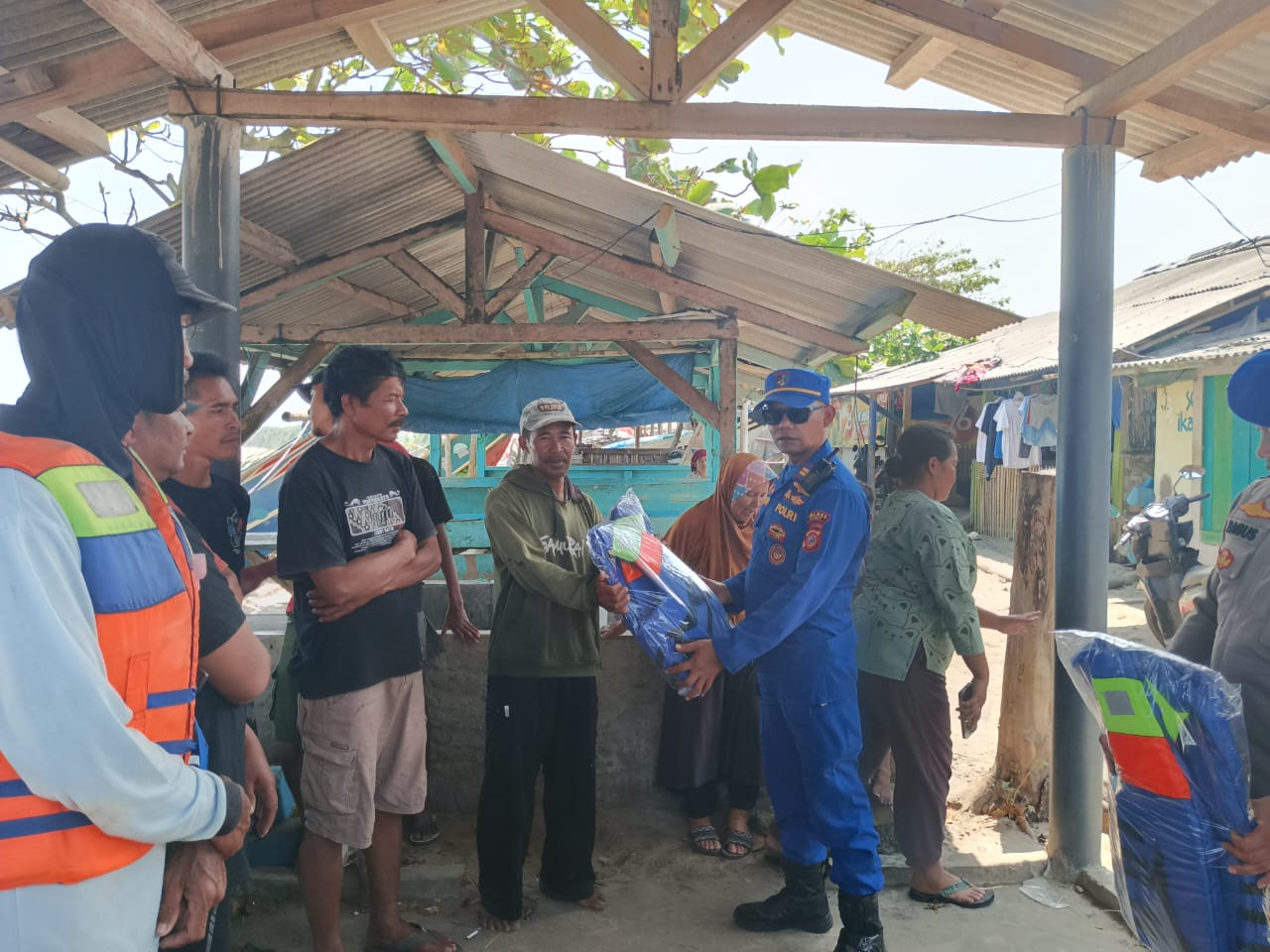Cegah Kecelakaan Laut, Satpolairud Polres Garut Bagikan Pelampung Demi Keselamatan Nelayan