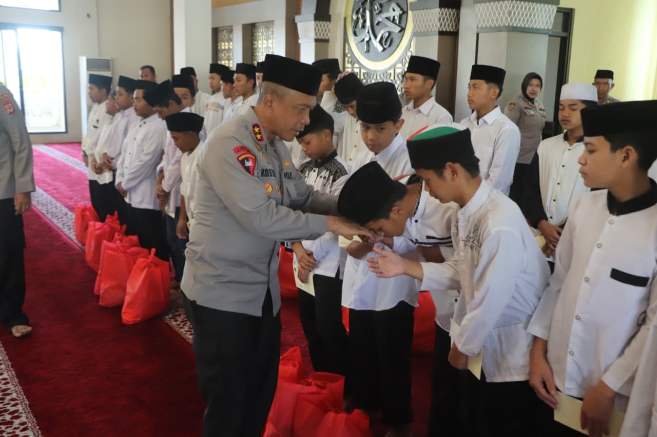 Kapolda Jabar Gelar Doa Bersama dengan Anak Yatim dan Personel Polda untuk Kedamaian Bangsa