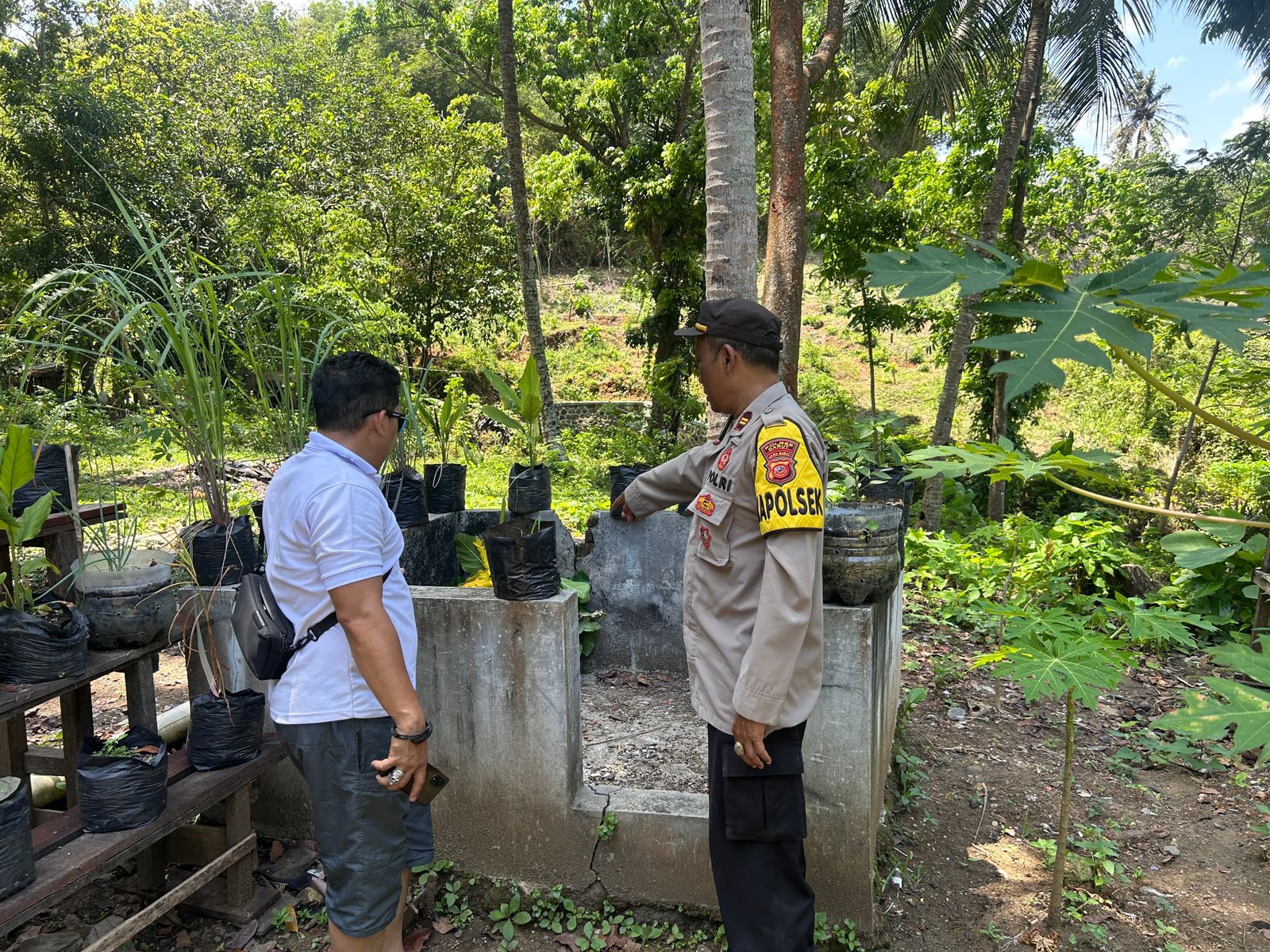 Polsek Pameungpeuk Evakuasi Mortir Bersejarah dari Lahan Warga di Garut