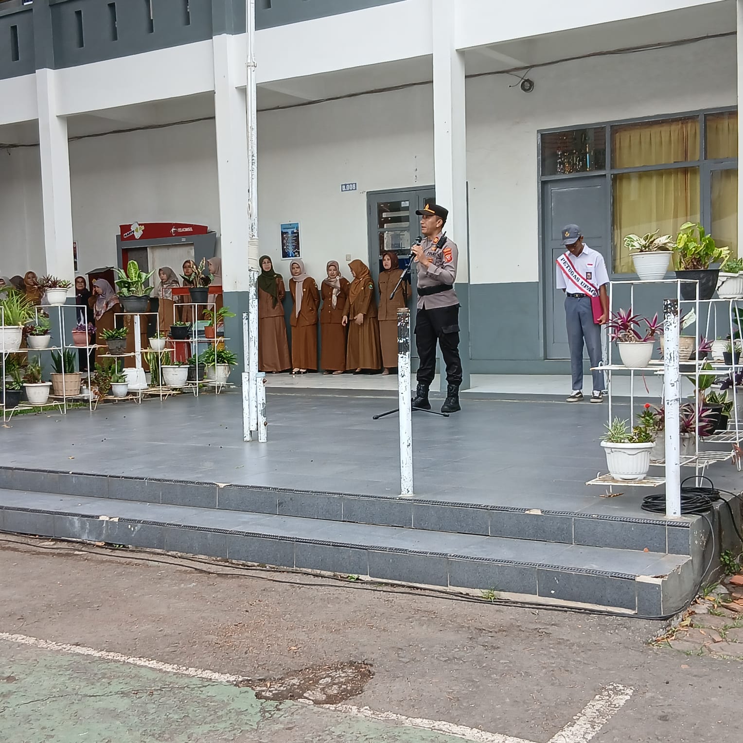 Kapolsek Leles Jadi Pembina Upacara di SMAN 2 Garut, Sampaikan Pesan Disiplin dan Nasionalisme