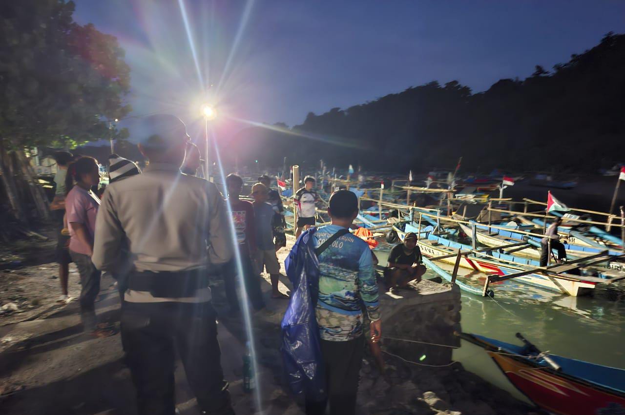 Empat Nelayan Selamat, Satpolairud Garut Evakuasi Perahu Mati Mesin di Tengah Laut