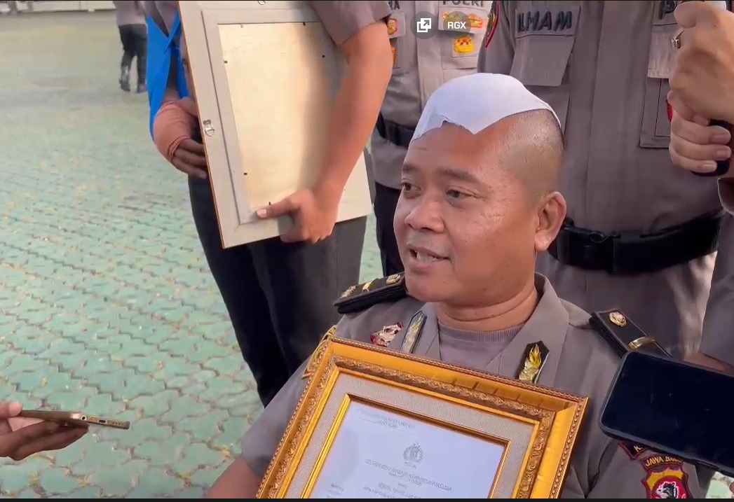 Ipda Sandy Tatiady Koswara Terima Kenaikan Pangkat Luar Biasa Setelah Operasi Tempurung Kepala Karena Amankan Aksi Unjuk Rasa