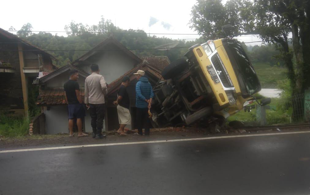 Laka Lantas di Cisurupan, Polsek Cepat Evakuasi Korban dan Truk Terguling