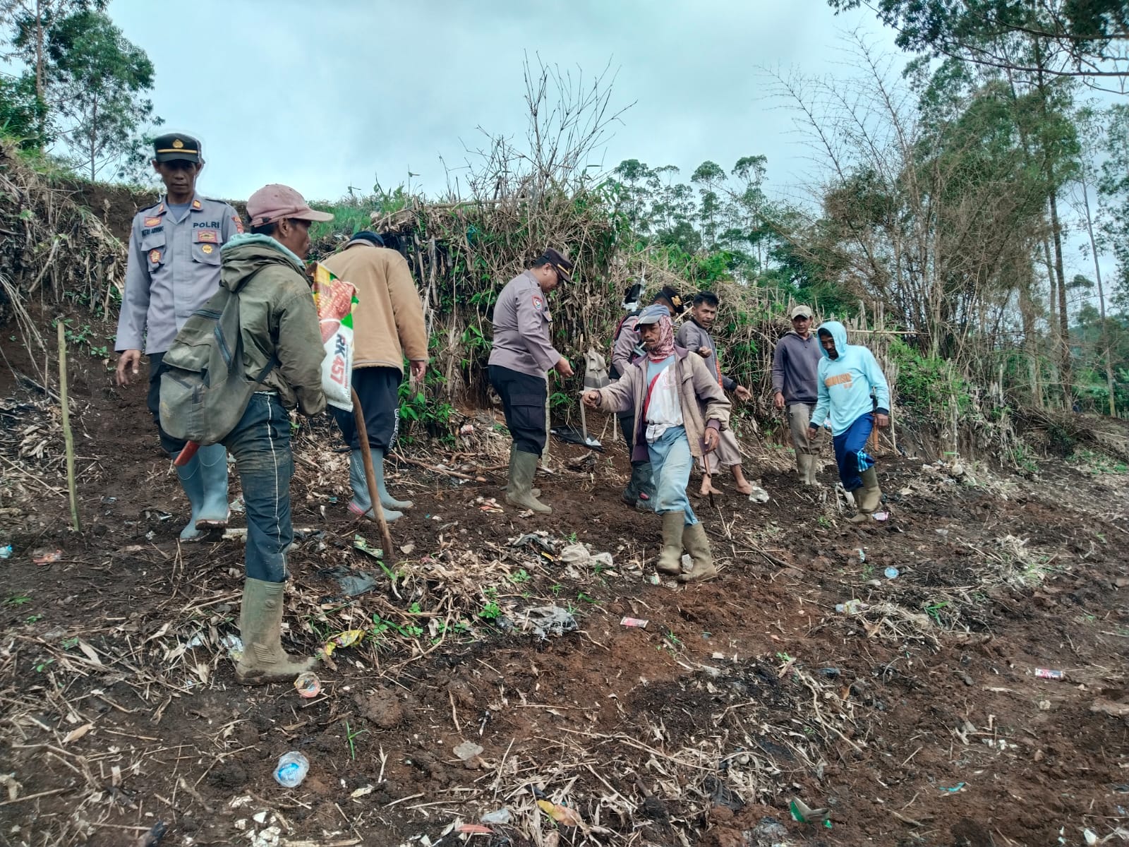 Kapolsek Cikajang Bersama BUMDES Cahaya Bodas Gelar Penanaman Jagung di Lahan LBS, Dukung Program Ketahanan Pangan