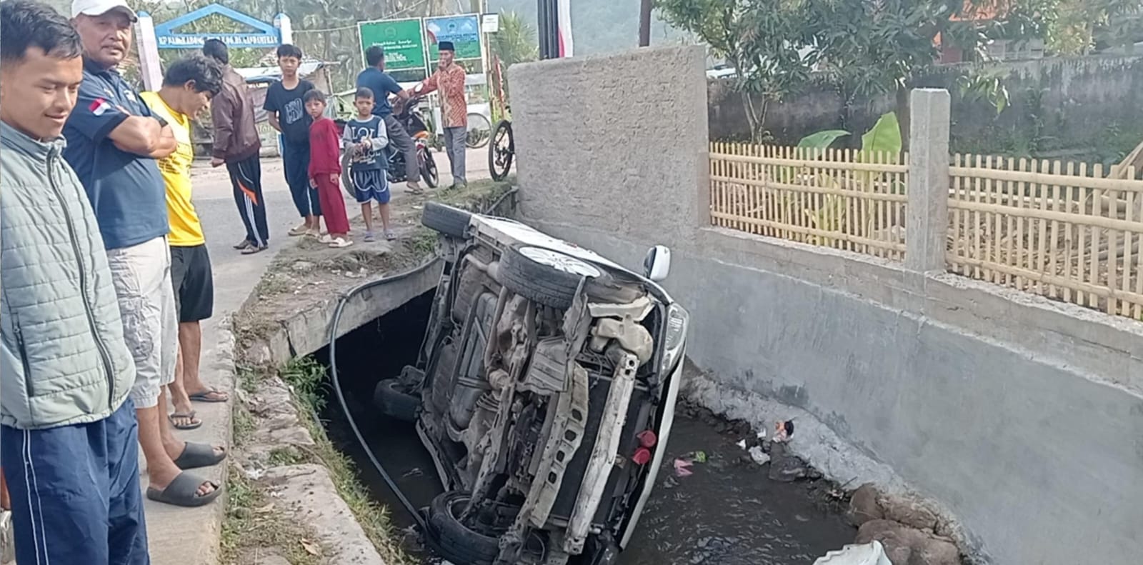 Polsek Kadungora Tangani Laka Lantas Honda Jazz Masuk Parit di Desa Gandamekar