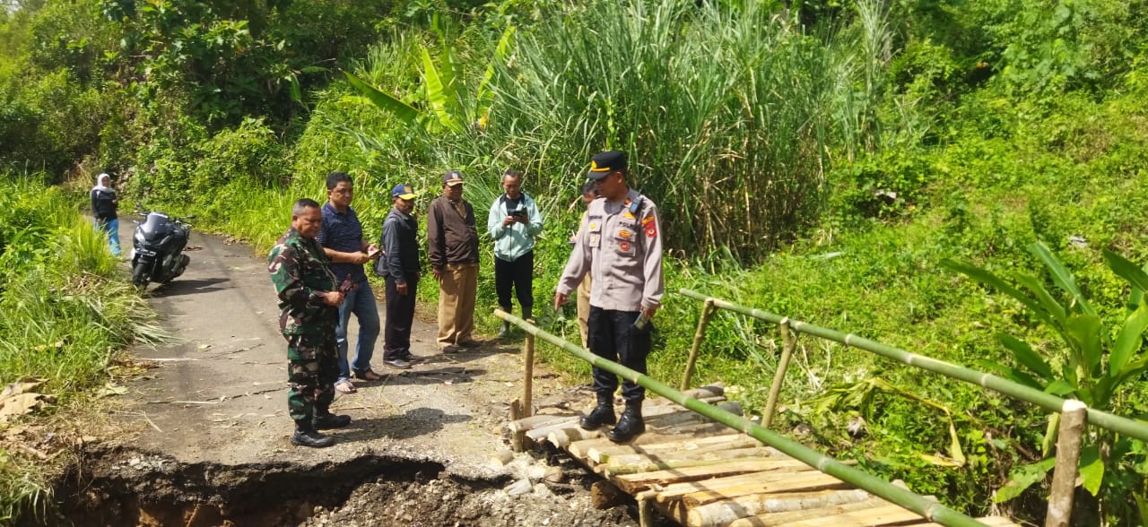 Jalan Putus di Jembatan Cibenda, Kapolsek Cibalong Tinjau Lokasi Bencana