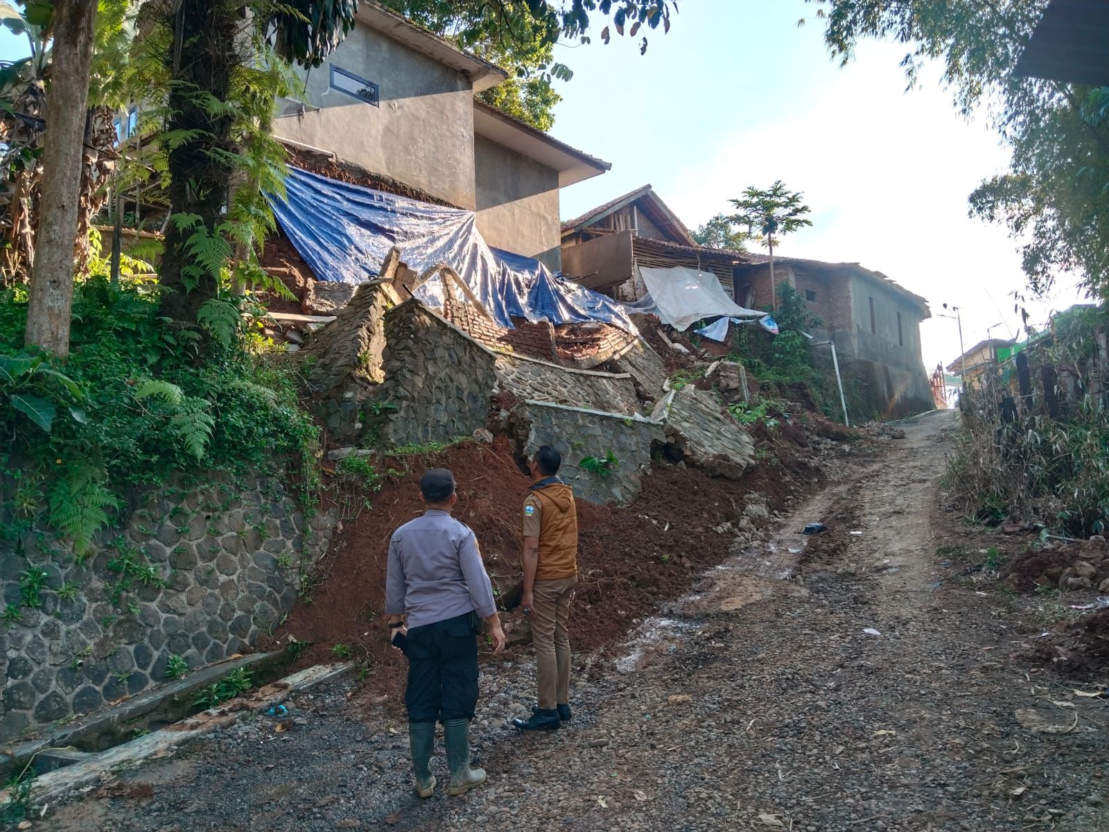 Respon Cepat Polsek Singajaya Terkait Bencana Tanah Longsor di Desa Sukawangi