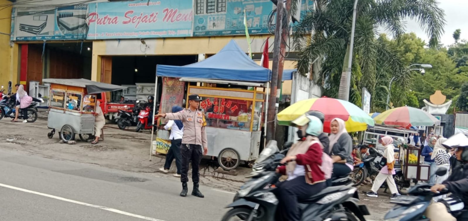 Polsek Leles Gelar Strong Point Pagi, Atasi Kemacetan di Depan PT Changshin dan SKJ Leles