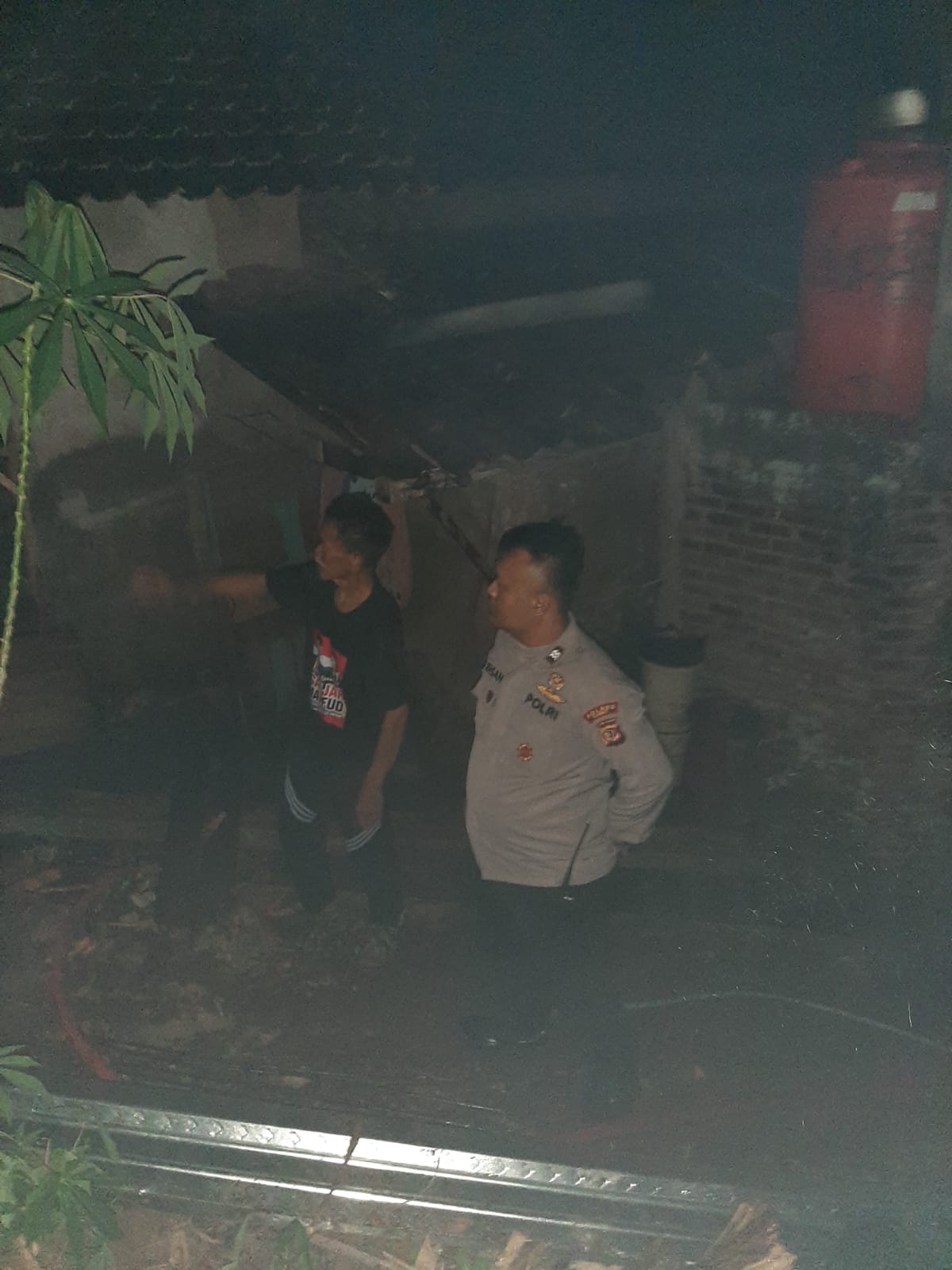 Polsek Leles Tangani Kebakaran Rumah Warga di Desa Margaluyu