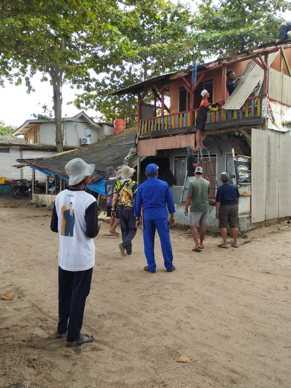 Satpolairud Polres Garut Bersama Warga Renovasi Rumah Nelayan Tak Layak Huni di Cikelet