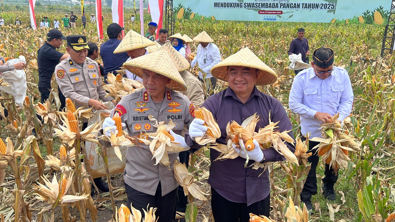Polda Jabar Torehkan Prestasi Lewat Panen Raya Jagung Ketahanan Pangan 2025
