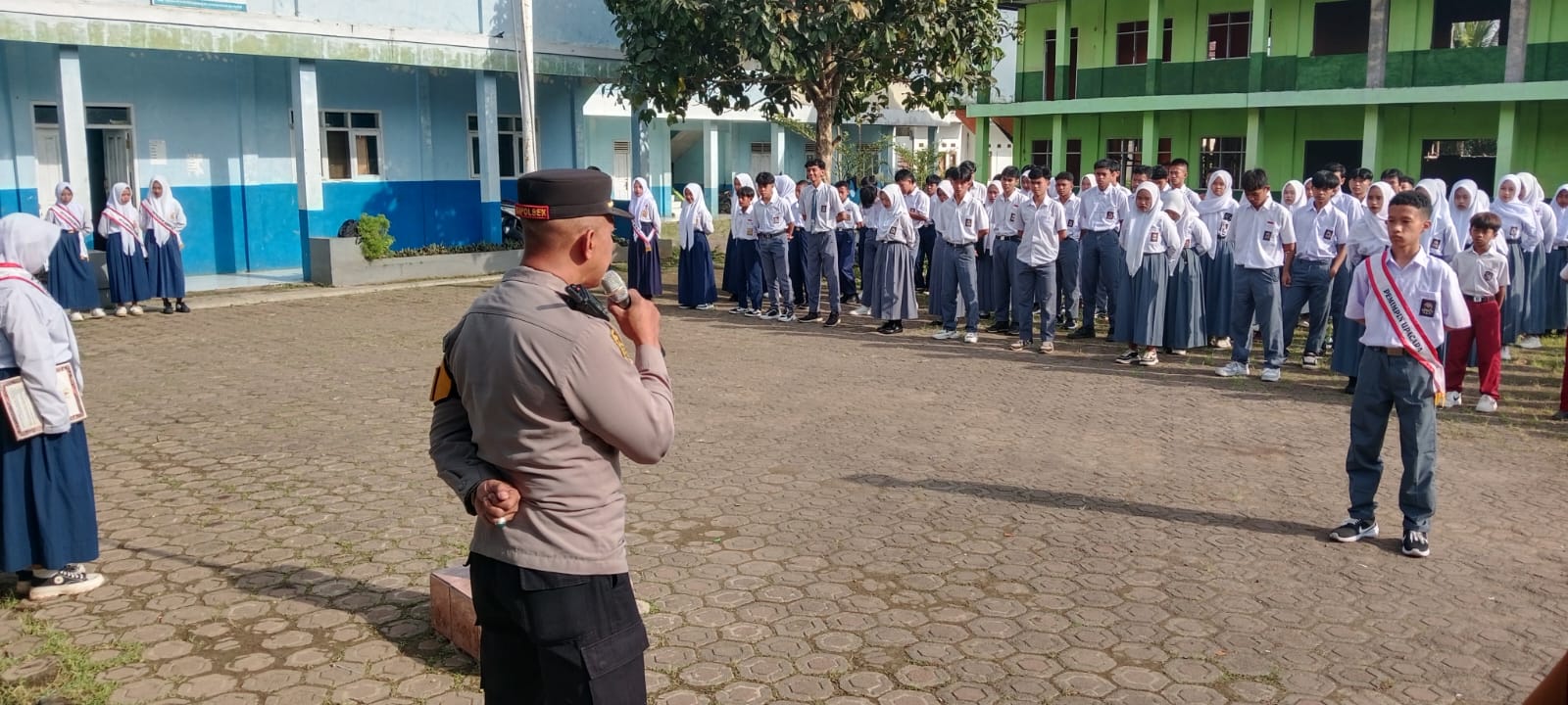 Kapolsek Leuwigoong Jadi Pembina Upacara di MTS Nurul Amien, Tekankan Bahaya Geng Motor dan Bijak Bermedsos