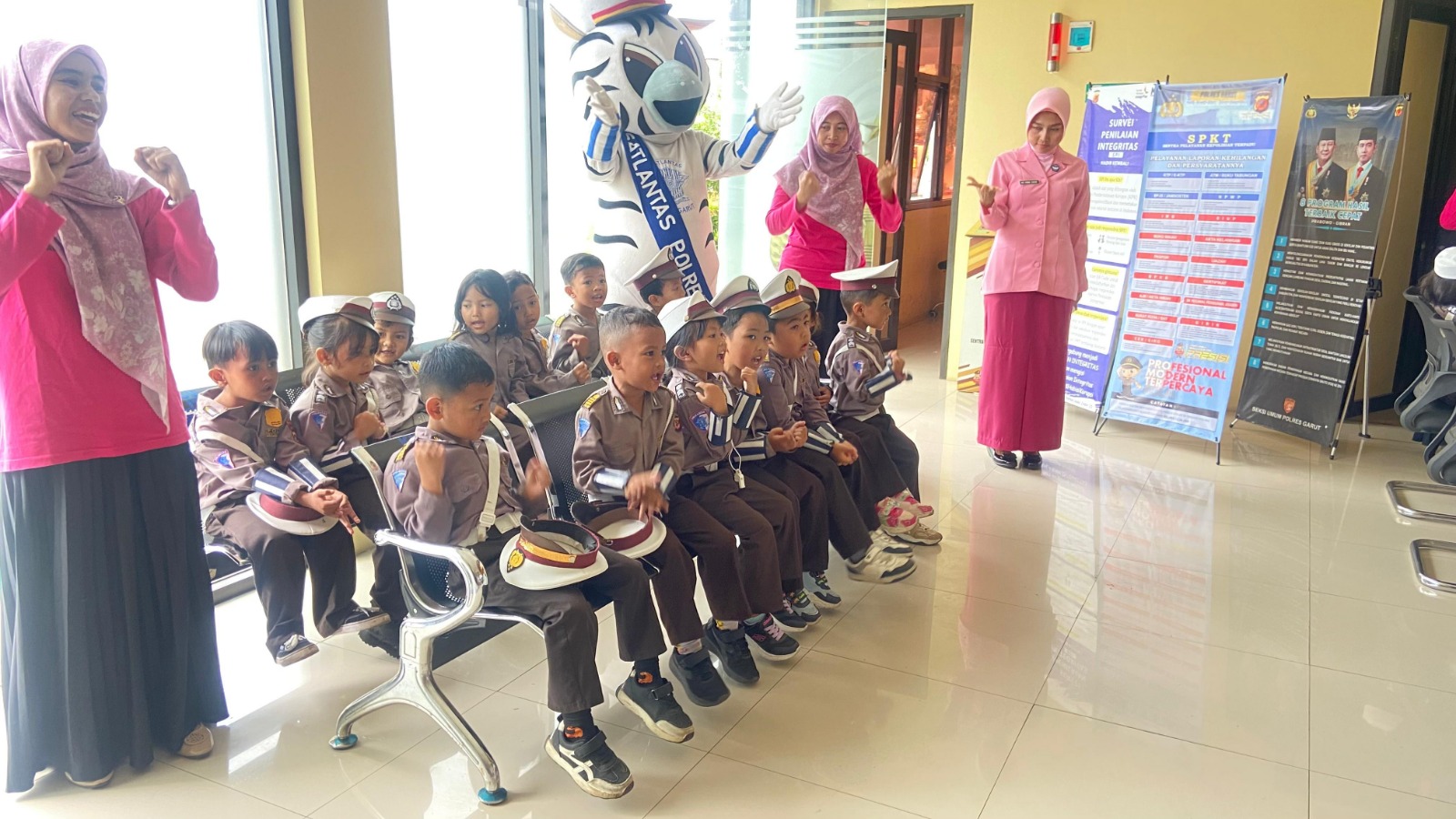 Polisi Sahabat Anak, Polres Garut Sambut Ceria Murid TK Bhayangkari
