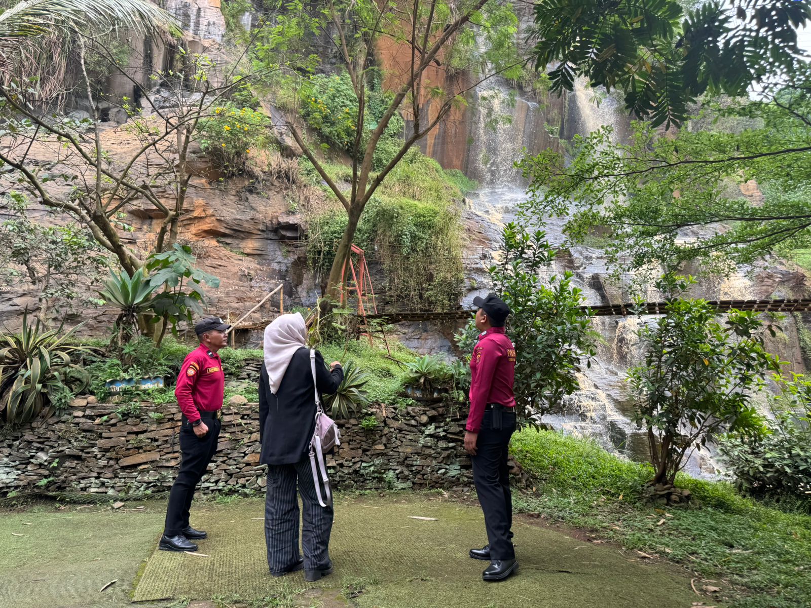 Hari Libur, Polda Jabar Patroli Pengamanan di Objek Wisata Alam Curug Batu Templek