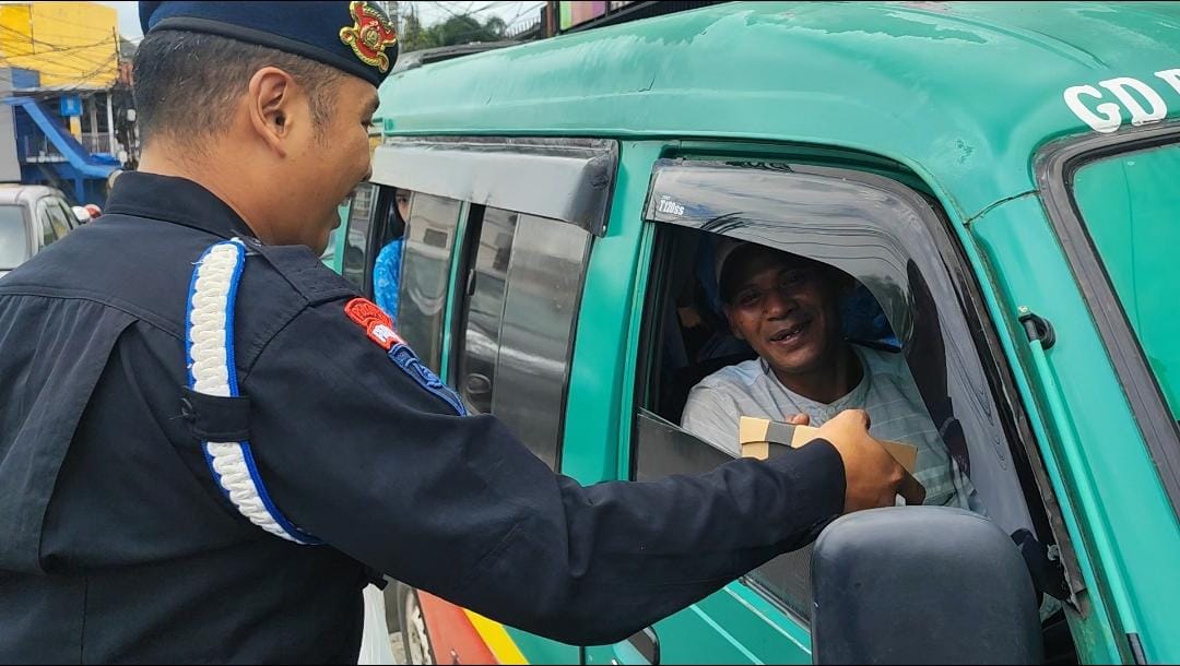 Berbagi Itu Indah, Sat Brimob Polda Jabar Kembali Gelar Jumat Berkah, Bagikan Makanan Gratis Untuk Masyarakat