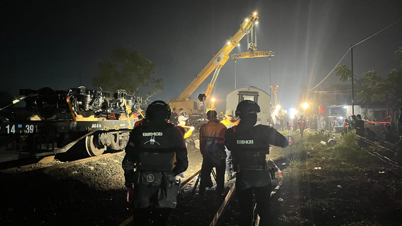 Brimob Amankan Lokasi Anjloknya Kereta Purwojaya di Bekasi Brimob Amankan Lokasi Anjloknya Kereta Purwojaya di Bekasi