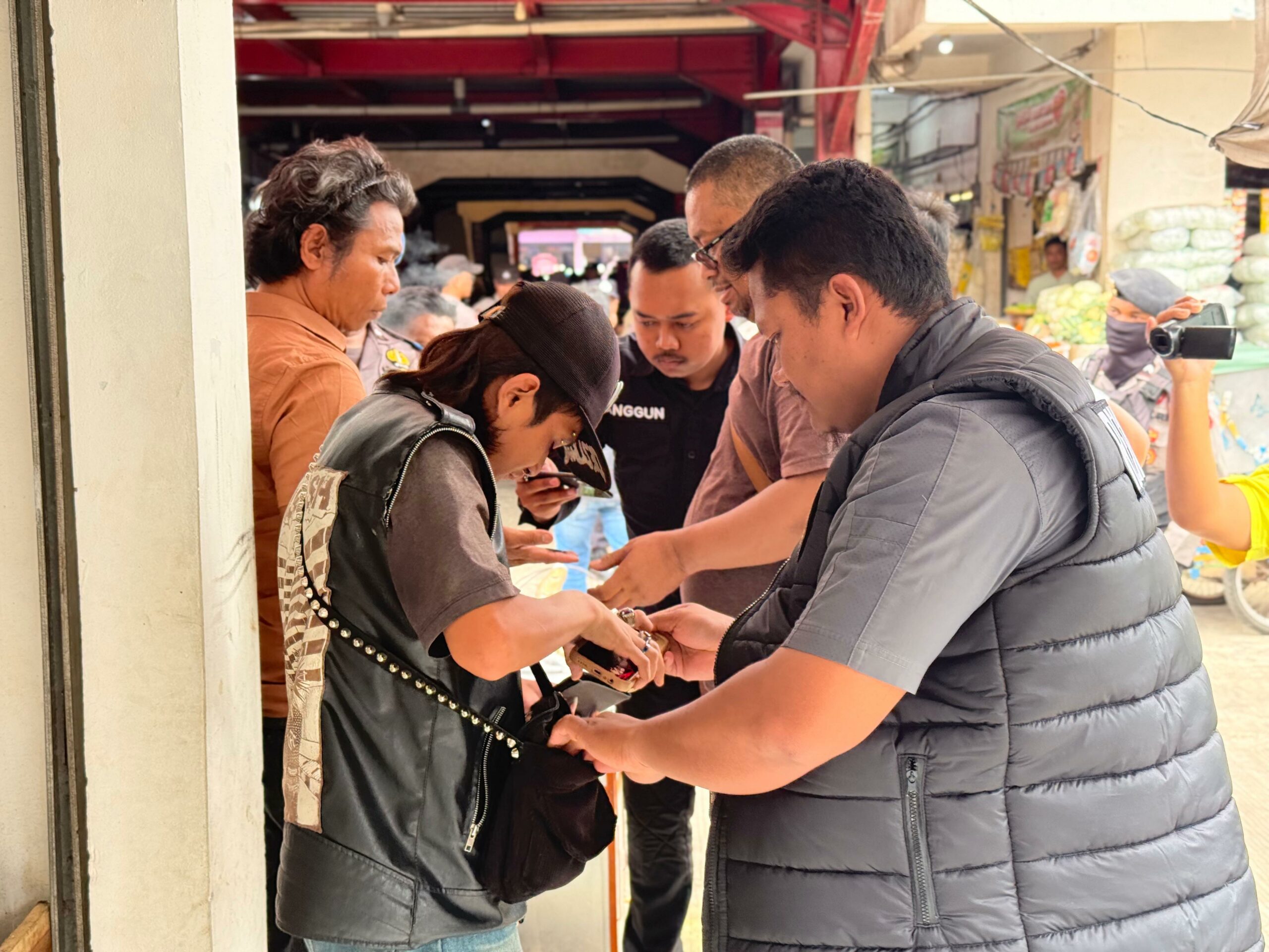 Kolaborasi Polri – TNI Gempur Pasar Sumedang: Pria Pembawa Gelang dari Selongsong Peluru dan Bubuk Kratom Diamankan Kolaborasi Polri – TNI Gempur Pasar Sumedang: Pria Pembawa Gelang dari Selongsong Peluru dan Bubuk Kratom Diamankan