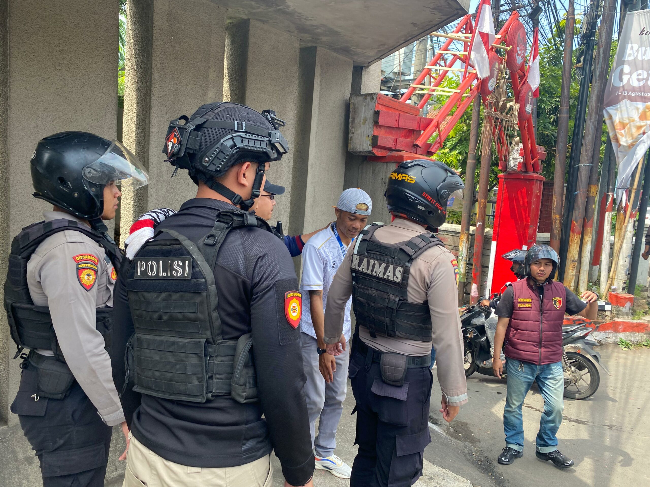 Patroli Skala Penuh di Jatinangor, Satgas Gabungan Polda Jabar All Out Berantas Premanisme Patroli Skala Penuh di Jatinangor, Satgas Gabungan Polda Jabar All Out Berantas Premanisme