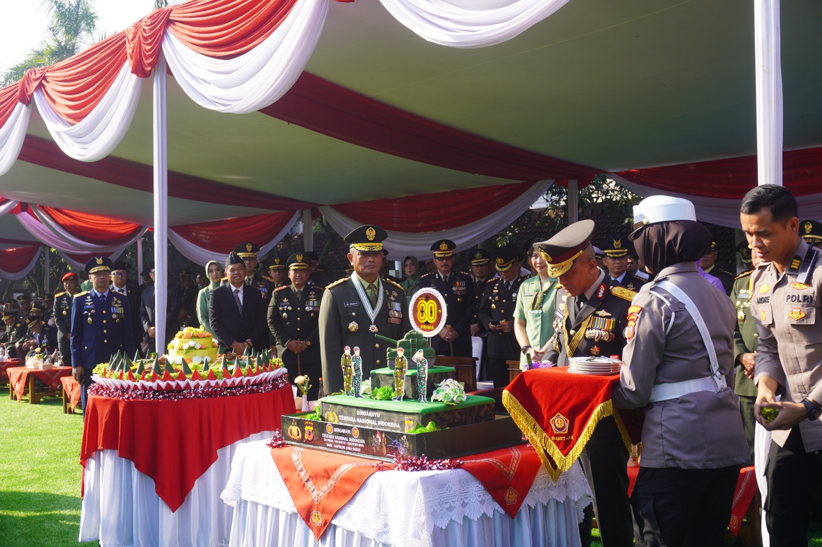 Sinergitas TNI-Polri, Kapolda Jabar Beri Kue Ulang Tahun di HUT Ke-80 TNI