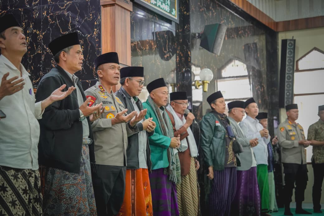 KAPOLDA JABAR LEPAS ROMBONGAN ZIARAH MUASSIS NU DALAM RANGKAIAN HARI SANTRI NASIONAL 2025