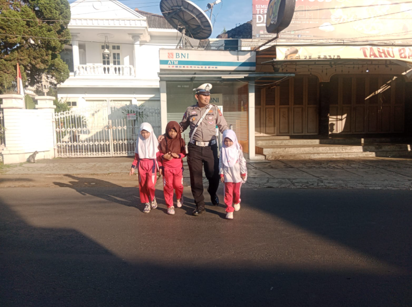 Polsek Samarang Laksanakan Gatur Pagi, Bantu Anak Sekolah Menyeberang Jalan dengan Aman