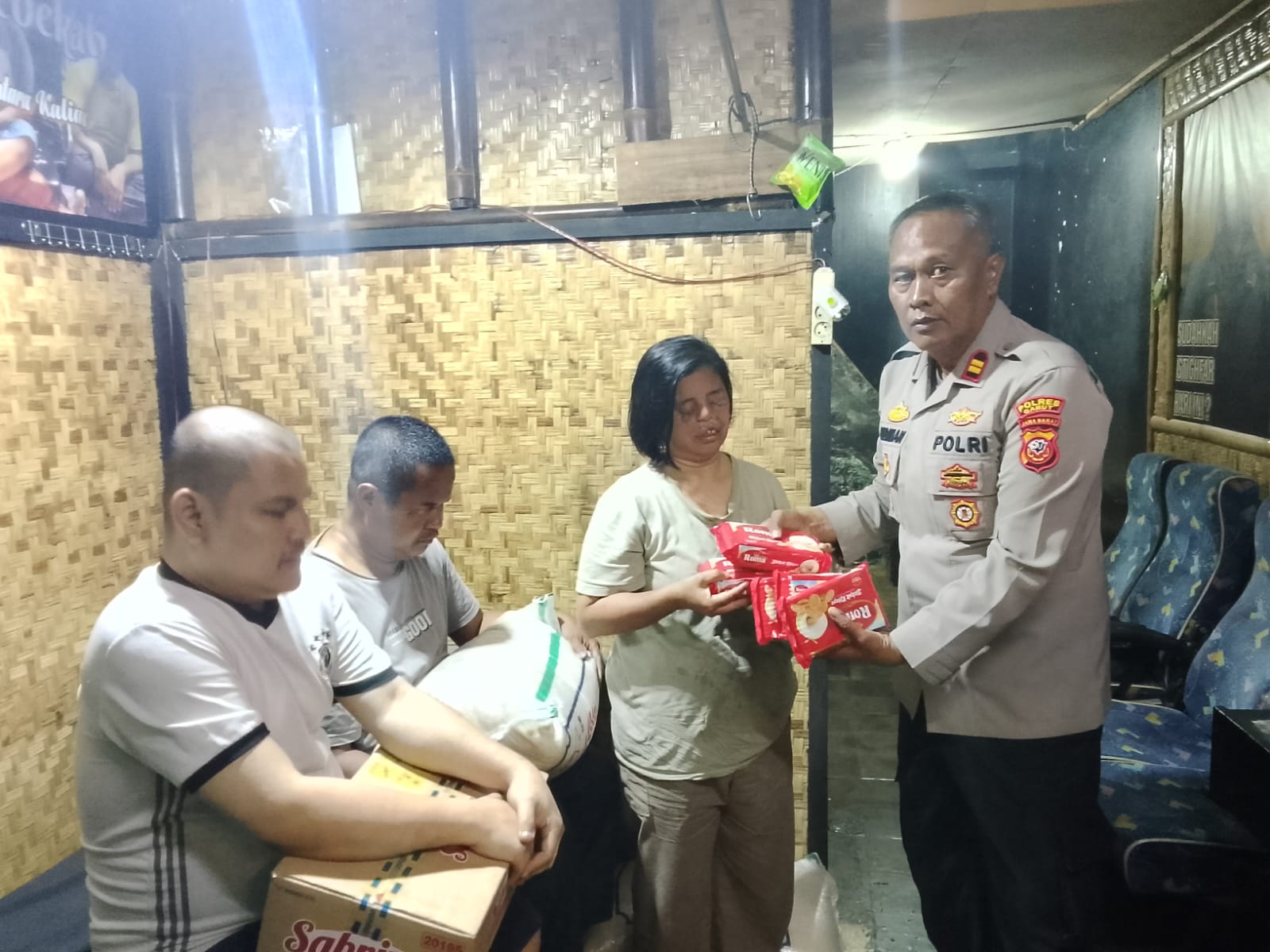 Peduli Kemanusiaan, Kapolsek Sukawening Polres Garut Santuni Warga Tunanetra