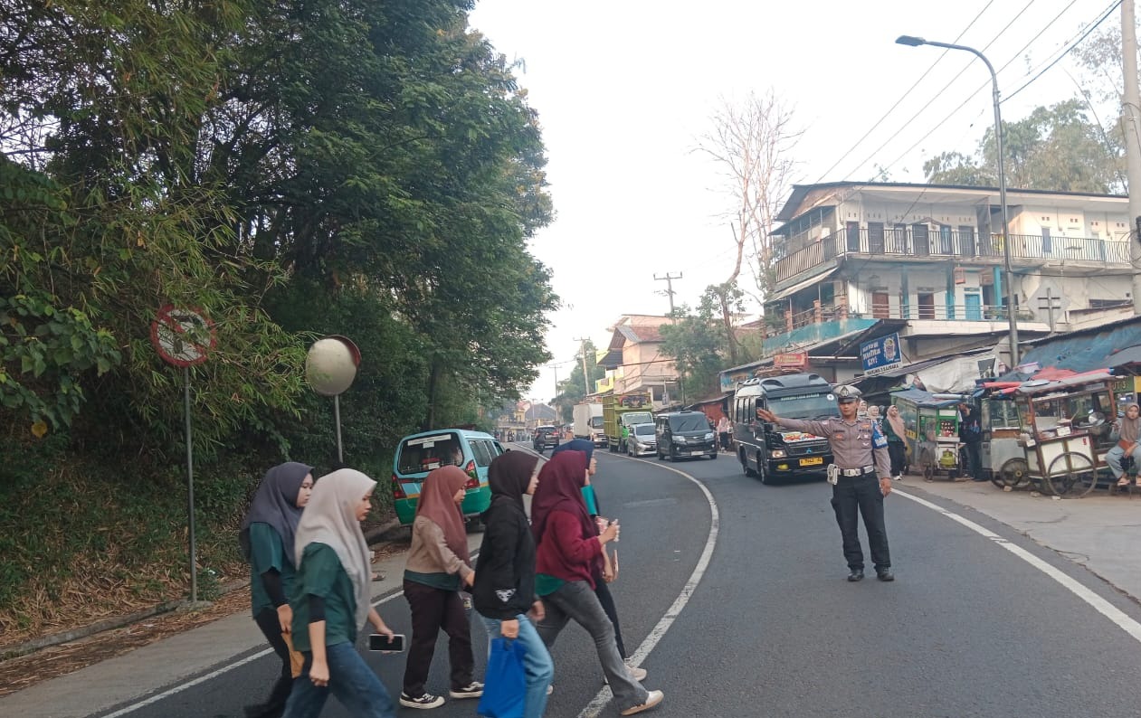 Polsek Limbangan Laksanakan Gatur Pagi Demi Kelancaran dan Keamanan Lalu Lintas