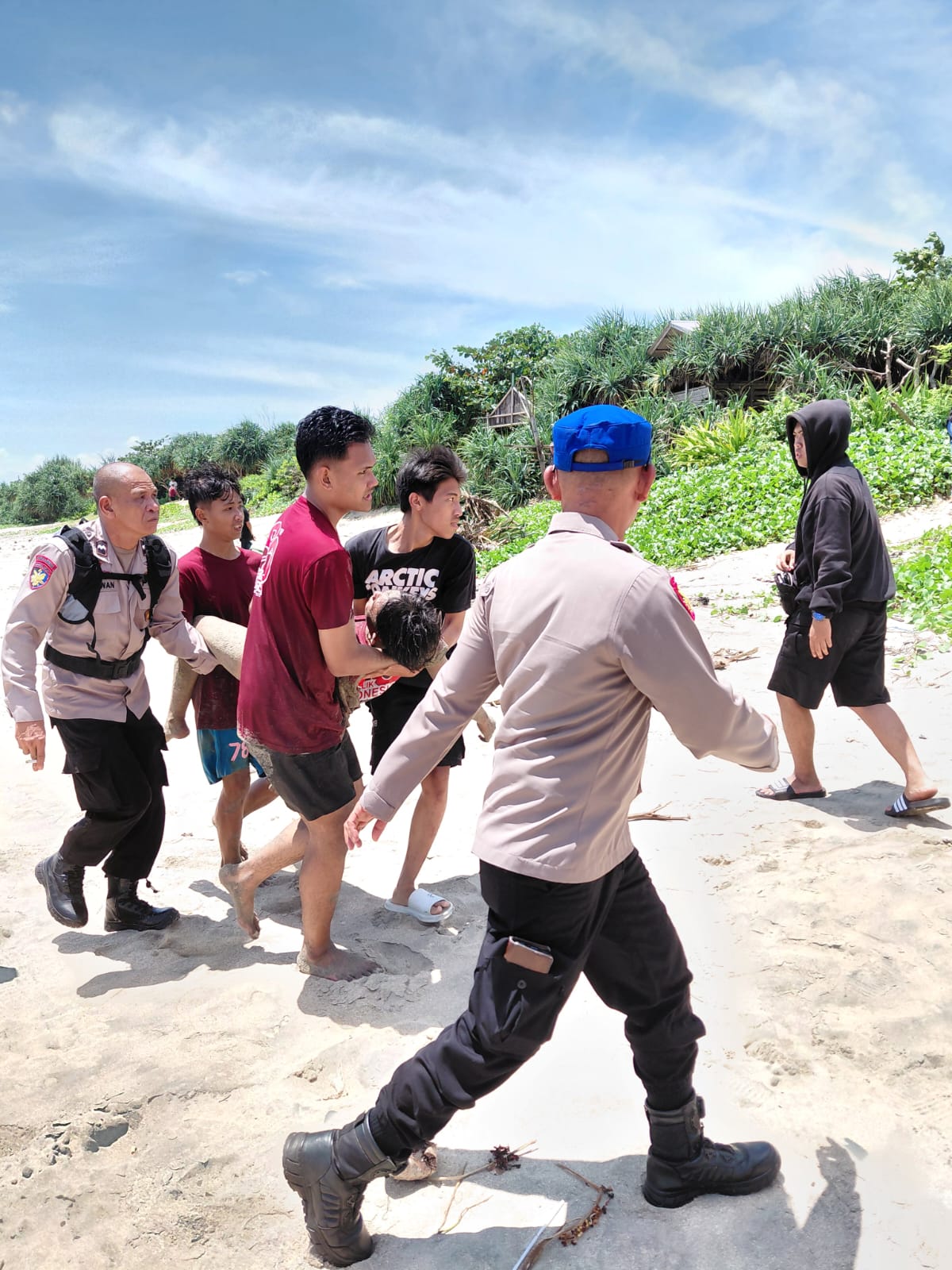 Sat Polairud Polres Garut Gerak Cepat Cari Wisatawan Hilang Terseret Ombak di Pantai Karangpapak