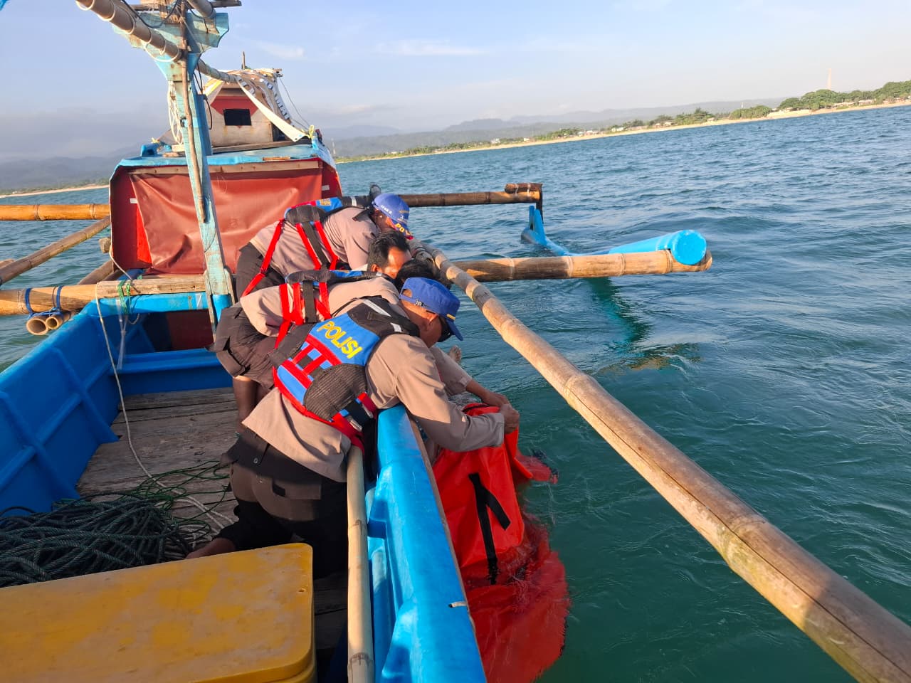 Sat Polairud Polres Garut Bersama Relawan dan Nelayan Berhasil Temukan Korban Tenggelam di Pantai Karangpapak