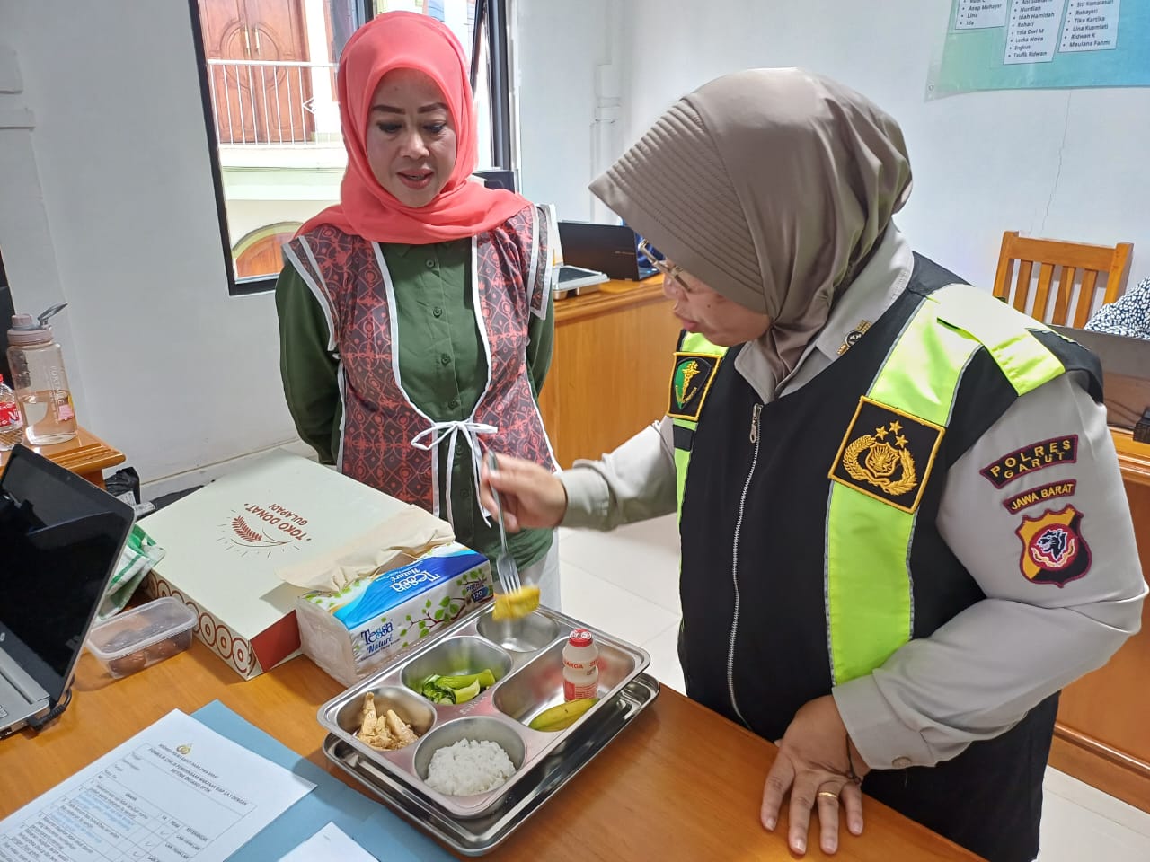 Sidokkes Polres Garut Lakukan Pengecekan Satuan Pelayanan Pemenuhan Gizi, Pastikan Kualitas Makanan Aman dan Higienis