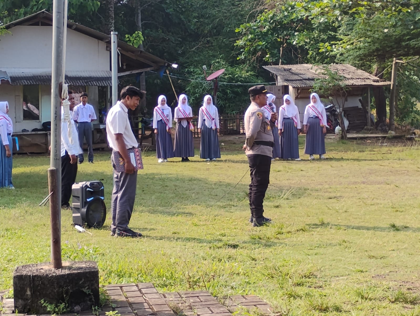 Polsek Cikelet Tanamkan Disiplin dan Wawasan Hukum di Kalangan Pelajar