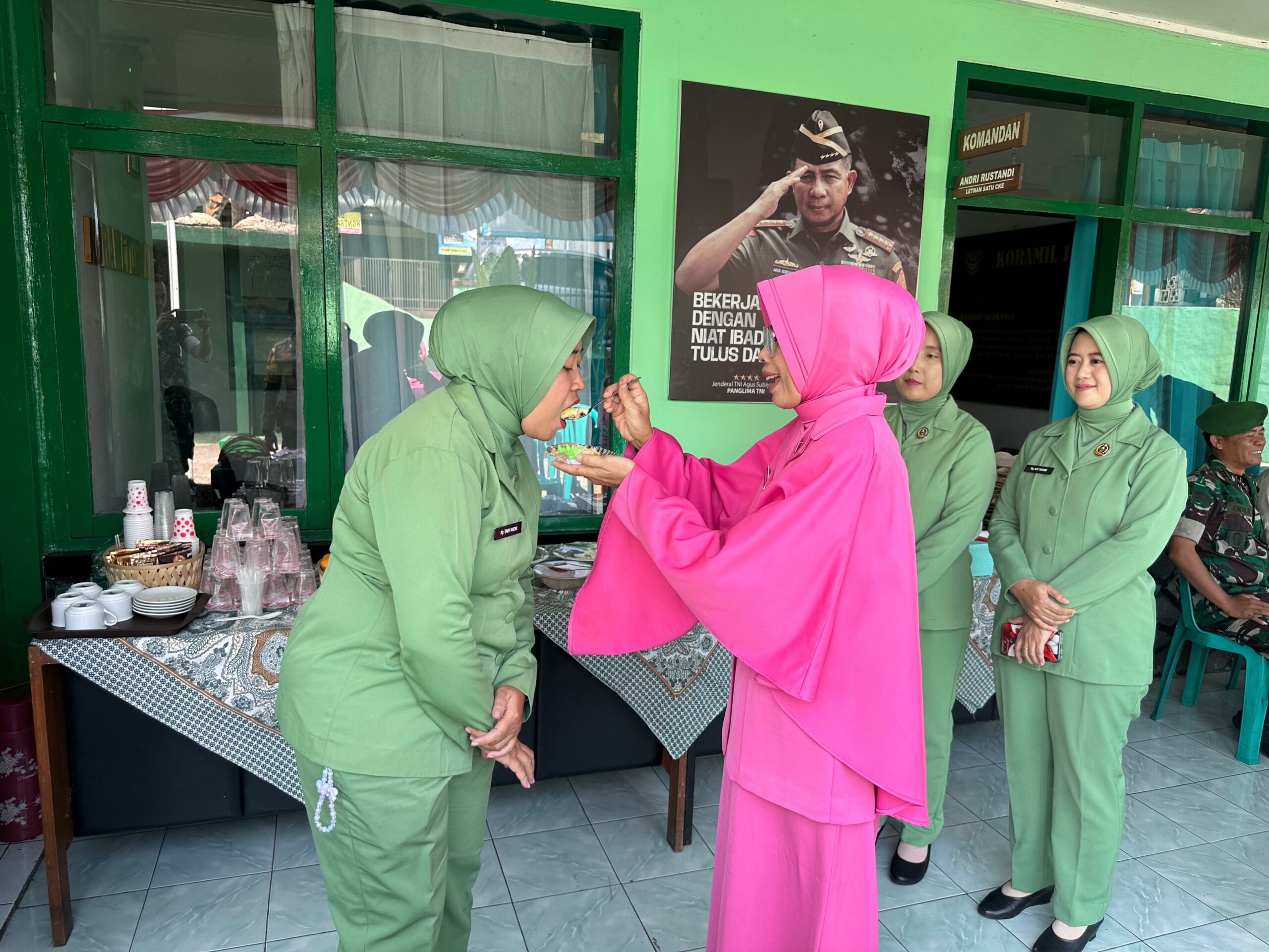 Wujud Soliditas, Polsek Kadungora Serahkan Tumpeng untuk Koramil 1108 Kadungora
